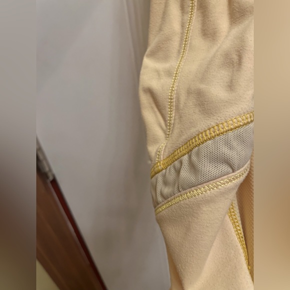 ⬇️ $ 35. ⬇️ Lululemon Size 10 long sleeve sweater in a light banana colour - Picture 9 of 12